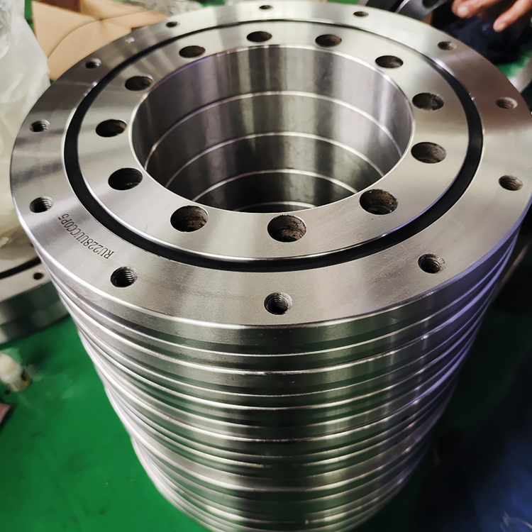 RU系列交叉圓柱滾子軸承的安裝方法和注意事項(xiàng)如下 RU系列交叉圓柱滾子軸承的安裝方法和注意事項(xiàng)如下